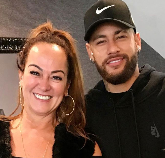 Para comemorar o aniversário da mãe, Neymar Jr. a surpreende com <i>show</i> de Felipe Araújo