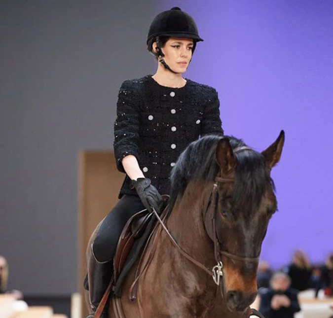 A modelo Charlotte Casiraghi abre desfile da <I>Chanel</i> montada a cavalo, confira!