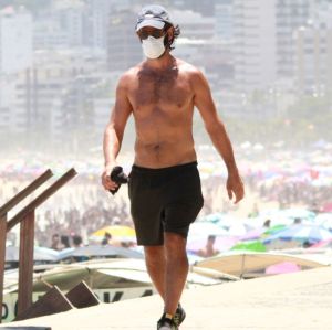 Rodrigo Santoro caminha sem camisa na Zona Sul do Rio de Janeiro, veja fotos!