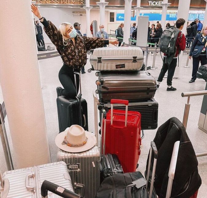 E como ela gasta esse dinheiro todo? Com muitas, muitas, muitas viagens. Quem acompanhava as redes da influenciadora de perto, já estava acostumado a vê-la passando de país em país.