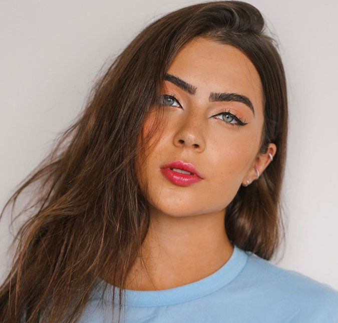 Jade Picon explica o motivo de tampar o umbigo com esparadrapo: <i>Para me proteger de energia</i>