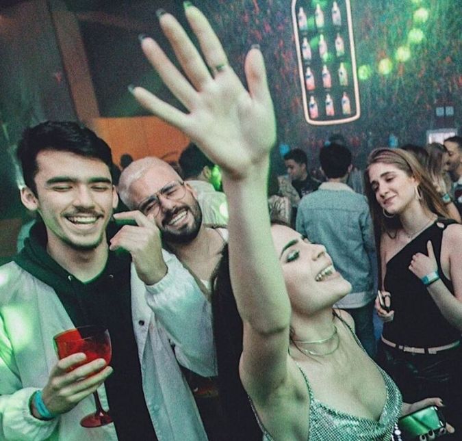 Outro grande hobbie são as festas. Pois é, Jade Picon é bem baladeira e adora virar a noite com os amigos.