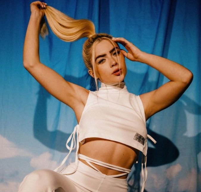 Mas essa não é a única fonte de renda de Picon. Ela também é dona da marca de roupas JadeJade, e tem uma linha de cosméticos com a Simples Organic.