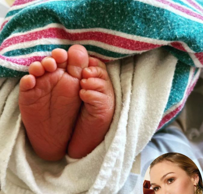 Julia Stiles que anunciou no dia 26 de janeiro que seu filho, Arlo, chegou ao mundo. A atriz que tem os seus 40 anos de idade compartilhou em seu Instagram a foto dos pézinhos do pequeno e na legenda da publicação escreveu: Bem-vindo ao mundo, bebê Arlo! O mais novo membro da nossa família, me lembrando como o amor pode ser infinito. Que fofa! Julia Stiles que anunciou no dia 26 de janeiro que seu filho, Arlo, chegou ao mundo. A atriz que tem os seus 40 anos de idade compartilhou em seu Instagram a foto dos pézinhos do pequeno e na legenda da publicação escreveu: Bem-vindo ao mundo, bebê Arlo! O mais novo membro da nossa família, me lembrando como o amor pode ser infinito. Que fofa!