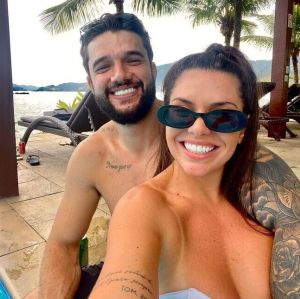 Viúva de Tom Veiga, interprete de Louro José, posa com novo namorado nas redes sociais