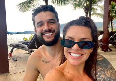 Viúva de Tom Veiga, interprete de Louro José, posa com novo namorado nas redes sociais
