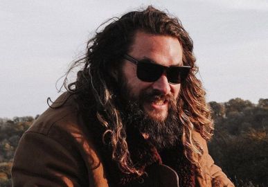 Após separação, Jason Momoa vai morar em <I>trailer</i> no quintal de amigo