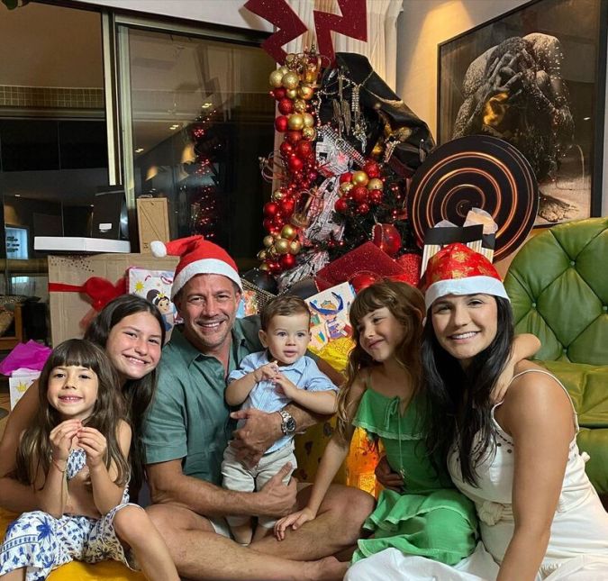 Aliás, se tem uma coisa que a família de Malvino adora fazer é posar juntinhos nas redes sociais! O clique acima é do Natal de 2021. Aliás, se tem uma coisa que a família de Malvino adora fazer é posar juntinhos nas redes sociais! O clique acima é do Natal de 2021.