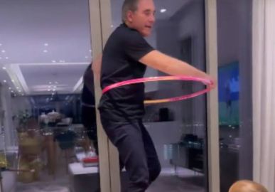 Roberto Justus rebola com bambolê e diverte a filha caçula, Vicky