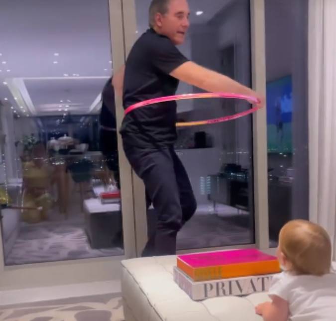 Roberto Justus rebola com bambolê e diverte a filha caçula, Vicky