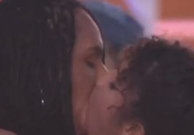 Linn da Quebrada e Maria protagonizam beijo digno de cinema dentro do <i>BBB22</i>