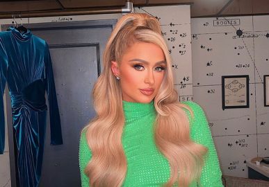 Paris Hilton causa ao usar dois saltos altos diferentes durante programa de TV