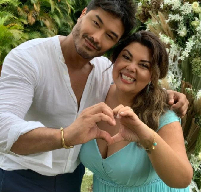 Fabiana Karla posa ao lado do marido e fãs ficam enlouquecidos