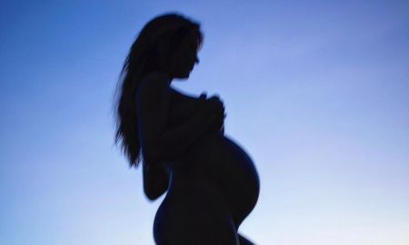 Rafa Brites encanta <i>web</i> com foto de barrigão de nove meses