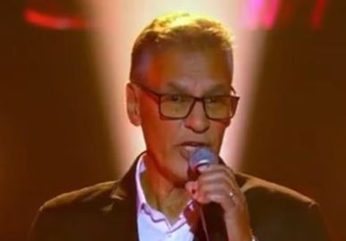 Ex-jogador do Grêmio mostra talento vocal no palco do <i>The Voice+</i> e faz sucesso com os jurados