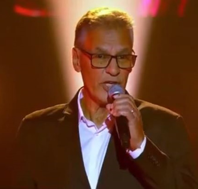Ex-jogador do Grêmio mostra talento vocal no palco do <i>The Voice+</i> e faz sucesso com os jurados