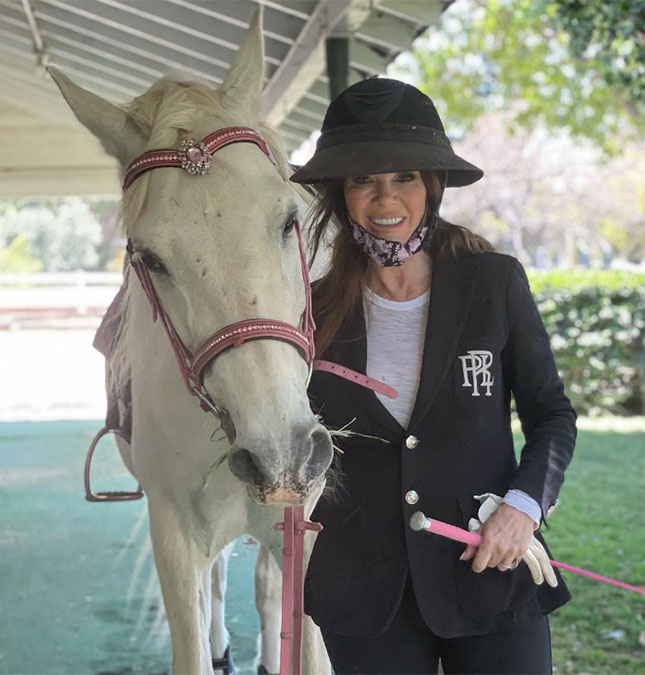 Estrela de <i>reality</i> é hospitalizada após ser arremessada por um cavalo