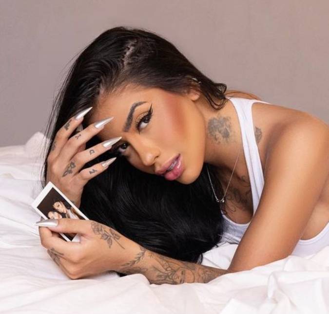 MC Mirella desabafa nas redes sociais e choca fãs com marcas de agressão: <I> Foi na maldade</i>