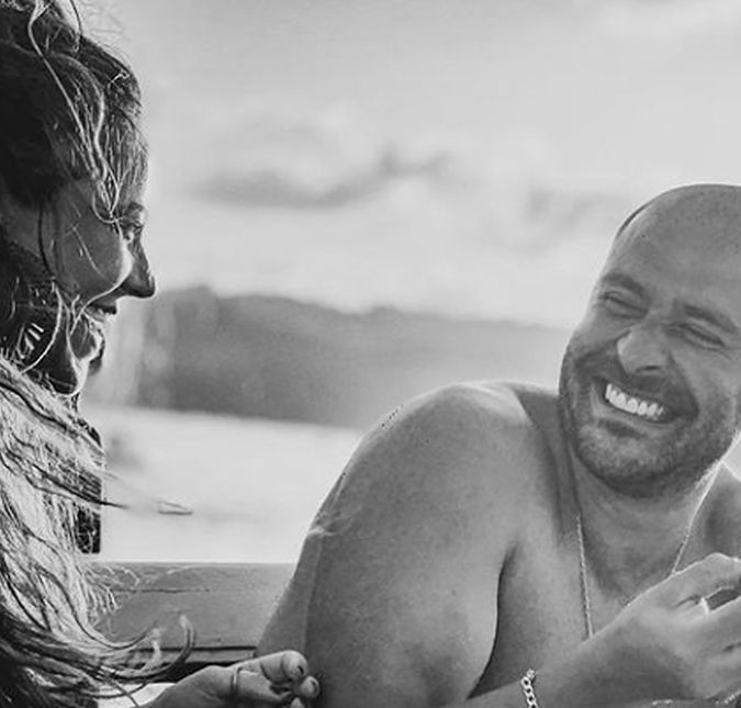 No dia 31 de janeiro, o sambista fez questão de expressar o seu amor para os quatro ventos. No Instagram, Diogo postou um clique descontraído como o mozão, e escreveu: Quando alguém te faz rir desse jeito já era! Nos comentários, Fernanda Gentil concordou: Já era mesmo. Ah, vocês dois, escreveu a apresentadora Thalita Rebouças. No dia 31 de janeiro, o sambista fez questão de expressar o seu amor para os quatro ventos. No Instagram, Diogo postou um clique descontraído como o mozão, e escreveu: Quando alguém te faz rir desse jeito já era! Nos comentários, Fernanda Gentil concordou: Já era mesmo. Ah, vocês dois, escreveu a apresentadora Thalita Rebouças.