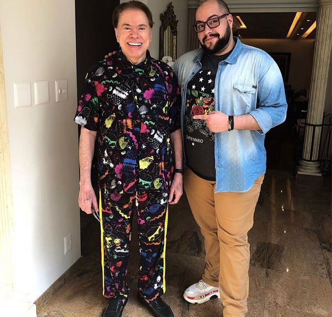 Tiago Abravanel revelou que a relação com a família de Silvio Santos, seu avô, não é das mais íntimas. No BBB22, enquanto conversava com Laís e Rodrigo na área externa da casa, ele abriu o coração para os participantes. O assunto? Silvio Santos. Segundo Abrava, sua família não vive em um comercial de margarina, assim como tenta passar para o público. Para Tiago, sua relação com o avô e as tias é quase inexistente. - Ela [a relação] praticamente não existe, ao contrário do que as pessoas pensam. Eu aprendi a lidar com isso de uma maneira mais leve hoje, mas eu já me machuquei muito, já me doeu demais saber que eu estava comemorando o Natal, eu, minha mãe e meus sobrinhos, e o resto todo da família estava tudo junto. Mas eu já aprendi a lidar com isso. Tiago ainda conta que, quando era pequeno, seus colegas de escola viviam com a expectativa de conhecer Silvio, mas que ele nunca aparecia nos eventos ou festas de aniversário. - Quando tinha festa na minha casa, os pais dos alunos ficavam esperando para ver se ele [Silvio Santos] estava na festa ou não estava. As pessoas não imaginam que, tirando meu aniversário de um ano, que tem foto dele comigo no colo e tudo mais, meu avô nunca foi a uma festa de aniversário minha. E eu não o julgo por isso. Pelo contrário. Podem ser as circunstâncias da vida, a quantidade de trabalho, mas, principalmente, a falta de relação. Conexão nunca existiu. E continua: 
- Eu não posso cobrar algo que não existe, eu não posso cobrar sentimento se não houve relação, eu não posso implorar para ser amado se eu não construí esse amor. Já na vida adulta, Tiago conta que até se aproximou mais da família por também seguir o lado artístico, mas afirmou não saber se foi uma aproximação profissional ou realmente pessoal. - Por mais que as pessoas idealizem, por mim, ser a família da capa de revista não é real. Me dói ter que receber a notícia que um primo nasceu pela revista, e não por uma ligação. E não foi por falta de tentativa, sempre me coloquei à disposição. Segundo Abrava, ele já tentou falar sobre o assunto com o vô: - Eu já sentei com ele, depois de adulto, acho que umas duas vezes para realmente dizer para ele assim: Vô, é até difícil toda vez que te encontro te chamar de vô. Porque a minha referência de avô é o pai do meu pai. Eu quero dizer para o senhor que eu estou aqui, que eu gostaria de ter a liberdade de ligar e falar: Posso ai te dar um abraço?, mas eu nunca tive essa tranquilidade de estar nesse lugar porque essa relação nunca existiu. Ainda sobre a polêmica envolvendo falas homofóbicas da tia, Patrícia Abravanel. Tiago conta: - 