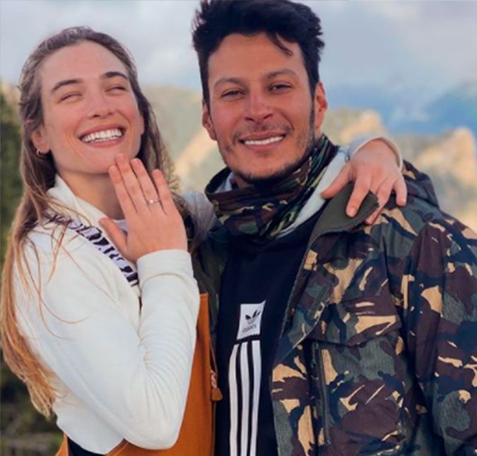 A ex-Malhação Marcella Fetter, por exemplo, anunciou no dia 1 de fevereiro deste ano que está noiva. A atriz usou as redes sociais para dividir a novidade com os seguidores e aproveitou para exibir o anel que ganhou do empresário Rodrigo Lima. O pedido de casamento foi feito durante uma viagem a Arinsal, na estação de ski em Andorra. SIM! YES! SÍ! OUAIS! Em qualquer idioma e qualquer lugar do mundo diria sim pra você meu amor!! Mil vezes sim! Te amo muito, escreveu Fetter. Fofos, né?!