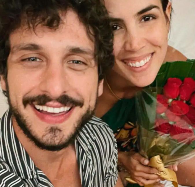 Pérola Faria aceitou o pedido de casamento de Mario Bregieria no dia 31 de janeiro. Os pombinhos se conheceram nos bastidores da novela Gênesis, da Record TV. Nas redes sociais, Pérola escreveu: Todas as histórias que eles tiveram sozinhos preencheram o roteiro do filme atual. Todos os encontros que eles tiveram sem intenção de se aproximar teceram a admiração que passou a existir. Todas as resenhas curtinhas fizeram surgir muitas curiosidades de um sobre o outro. Todas as conversas mais longas desvendaram mais coisas em comum do que eles achavam. E então, cada encontro tratava de mostrar ao destino que o desejo de ter alguém pra vida toda era real. Eles ainda esperam pelo primeiro filho juntos.