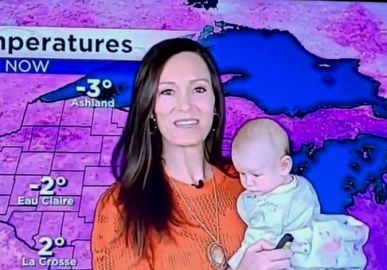 Meteorologista apresenta previsão do tempo com filha no colo: <I>Ela precisa ser incluída na folha de pagamento</i>