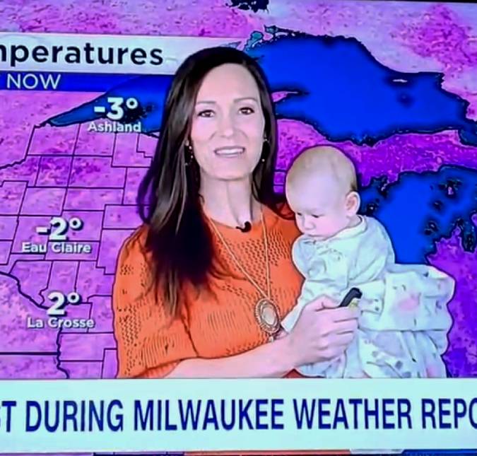 Meteorologista apresenta previsão do tempo com filha no colo: <I>Ela precisa ser incluída na folha de pagamento</i>