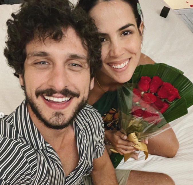 Pérola Faria anunciou no fim de janeiro que estava noiva de Mario Bregieira e logo em seguida, Patrícia Kogut do jornal O Globo revelou em sua coluna que a atriz de Gênesis estaria esperando pelo seu primeiro filho.