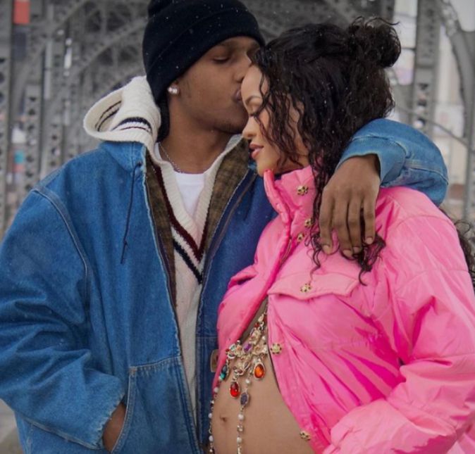 Alerta de mamães no ar. O ESTRELANDO resolveu relembrar quem são as famosas que se tornaram mamães em 2022 e uma delas foi Rihanna que segundo o TMZ, deu à luz no dia 13 de maio a um garotinho. Ainda não se sabe o nome da criança, se o parto foi normal ou qualquer outro tipo de informação porque a mamãe é super reservada. Vale pontuar que o primeiro filho de Riri é fruto de seu relacionamento com A$AP Rocky. Esperamos que mamãe e filhinho estejam bem. A seguir, veja outras famosas que também viraram mamães em 2022!