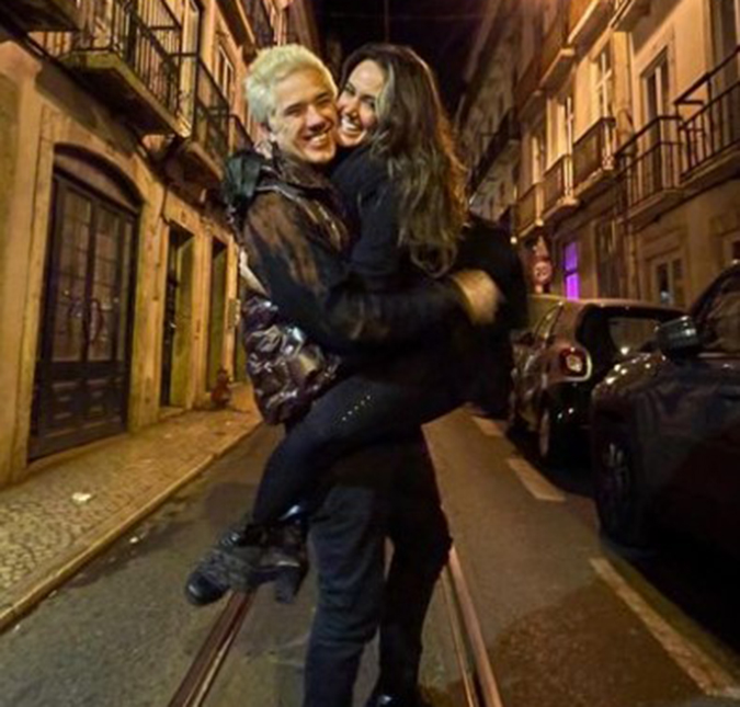 Rogério Flausino se declara para esposa, Ludmilla Carvalho, em aniversário de casamento
