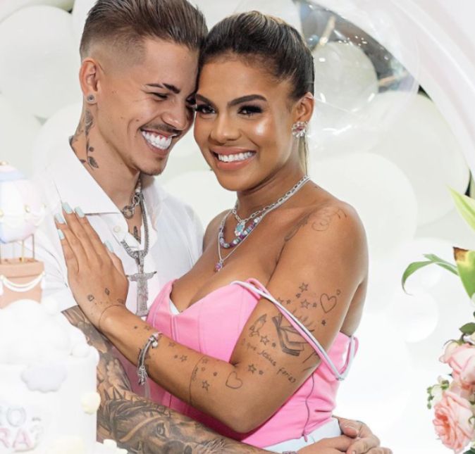 Tays Reis que participou de A Fazenda 12 conheceu o cantor Biel dentro do confinamento, começaram a ficar e no começo de 2022 anunciaram que estão esperando por uma menininha juntos, a Pietra.