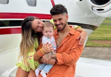 Virginia Fonseca posa com bolsa de 32 mil reais em escada de jatinho