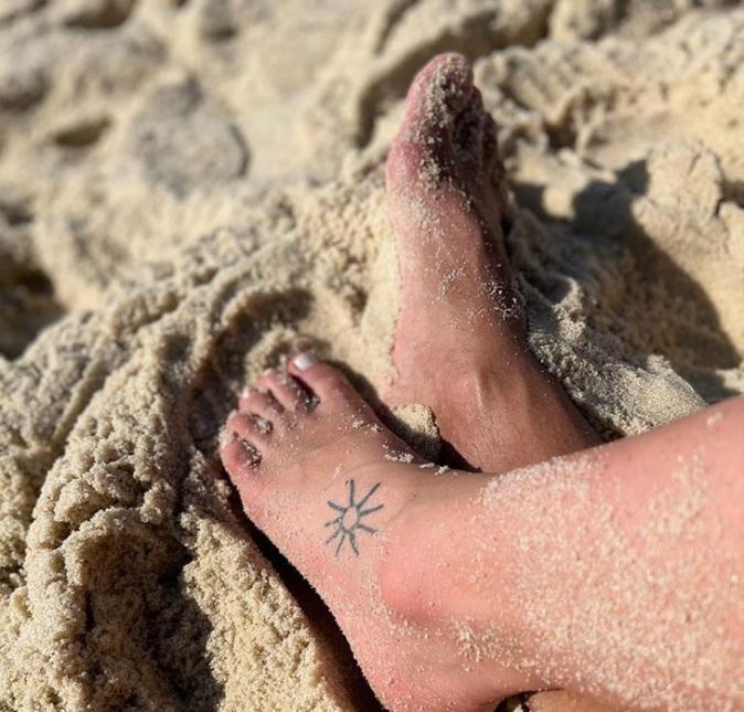 No dia 5 de fevereiro, Diogo postou uma foto dos pés de Paolla entrelaçados na areia da praia e lamentou não poder estar curtindo um dia de sol com a amada. Na legenda, escreveu: Tô sentindo falta de pé na areia e do meu sol! No dia 5 de fevereiro, Diogo postou uma foto dos pés de Paolla entrelaçados na areia da praia e lamentou não poder estar curtindo um dia de sol com a amada. Na legenda, escreveu: Tô sentindo falta de pé na areia e do meu sol!