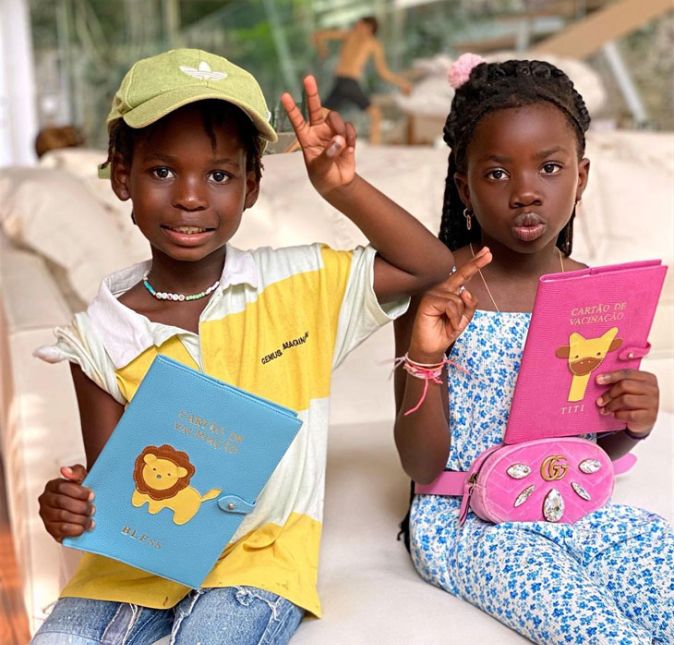 Papais-coruja, Giovanna Ewbank e Bruno Gagliasso sempre postam fotos dos filhos, seus grandes tesouros. Recentemente, Titi e Bless tomaram a vacina contra a Covid-19 e eles não poderiam deixar um momento tão importante passar em branco né? O casal compartilhou nas redes sociais algumas fotos e vídeos dos pequenos no posto de vacinação. Na legenda, a apresentadora escreveu: Essa foto é a da expectativa e felicidade das crianças antes de tomarem a vacina. QUE DIA FELIZ, QUE ALEGRIA, QUE ALÍVIO!!!!! Hoje nosso dia foi cheio de esperança, saúde e ciência!.