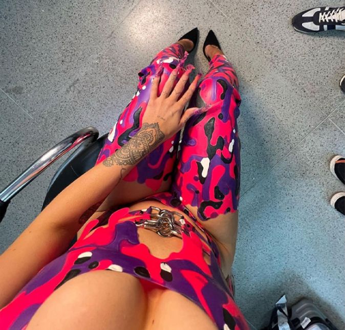 A cantora levou os fãs à loucura ao compartilhar fotos dos bastidores  da gravação de seu clipe, Café da Manhã, nova parceria com Ludmilla. Vestindo um look sensual e colorido, a artista deu um zoom em seu decote e a imagem fez a temperatura do feed dos seguidores subir.
