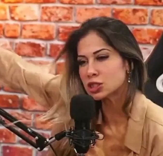 Em entrevista ao Link Podcast, ela revelou ter se incomodado com a relação de Laís e o ex-marido Arthur Aguiar no  BBB22: - A menina, acho falsa para caramba, tenho vontade de torcer o pescoço dela e arrancar. É só vontade, passou. Em seguida, ela também relembrou a ocasião em que a sister cumprimentou o ator com abraços quando ele entrou na casa: - Além de tudo, ela é dada, né? Sabia que o homem era casado e foi se jogar em cima dele. Tô zoando, não achei nada disso não. Mas, acho ela falsa, ela fala daqui e dali. Queria que ela saísse. Vou nem conseguir sorrir pra ela aqui fora, porque sou muito transparente, levei pro coração. Eita!