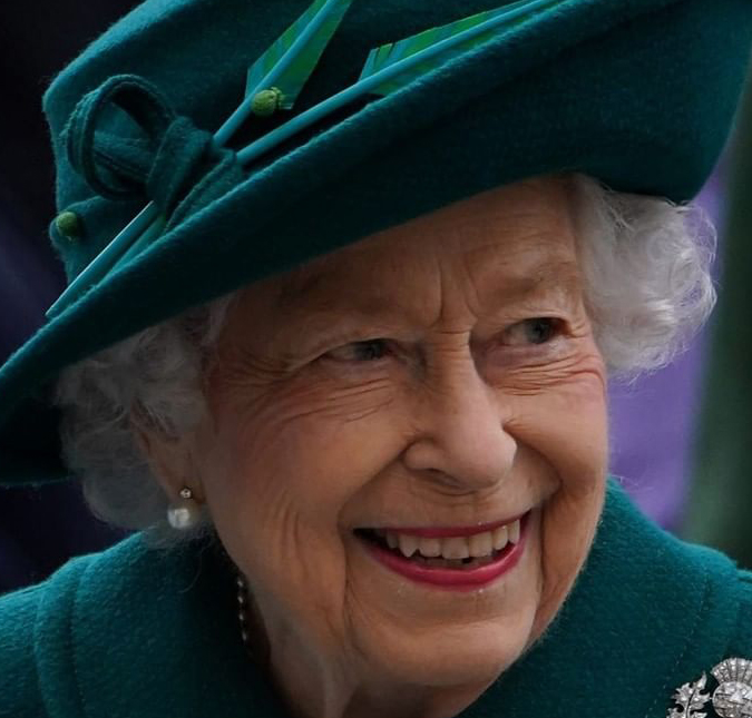 Após 70 anos de reinado, Rainha Elizabeth II planeja abdicar ao trono em 2023 para Charles assumir, afirma jornal