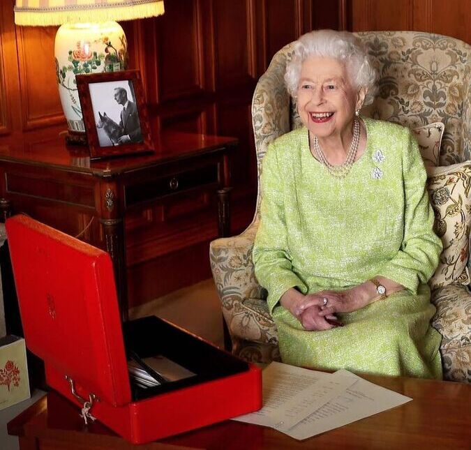Rainha Elizabeth II cancela reunião virtual devido sintomas de Covid-19