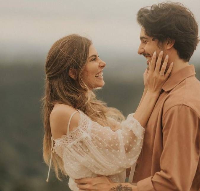 Bruna Hamú anunciou no dia 7 de fevereiro que está noiva de Leonardo Feltrim. A atriz, que interpretou Bianca na 13ª edição de Malhação, compartilhou em suas redes fotos do lindo momento e ainda revelou que o pedido aconteceu no dia 6. Agora sim, melhores amigos para sempre. 06/02/2022 ESTAMOS NOIVOS!!!!, escreveu ela na legenda. O casal está junto há dez anos e vivem mimando os fãs com lindas declarações de amor.