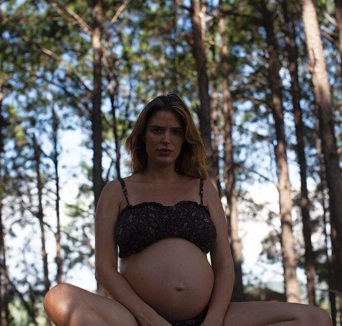 Rafa Brites exibe barrigão de nove meses