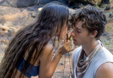 Shawn Mendes é flagrado fazendo ritual xamânico com mulher no Havaí
