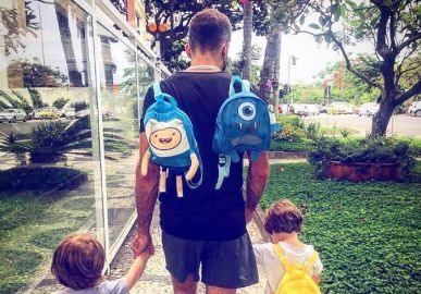 Thales Bretas derrete a <I>web</i> ao postar foto com os filhos: <I>Hora de ir pra escola</i>