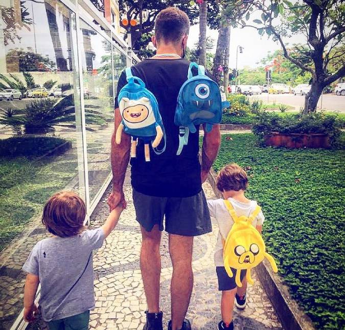 Thales Bretas derrete a <I>web</i> ao postar foto com os filhos: <I>Hora de ir pra escola</i>