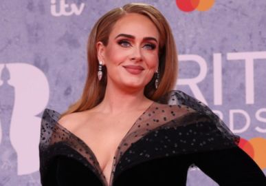 Adele ostenta em premiação um belíssimo anel e tabloides questionam se ela estaria noiva