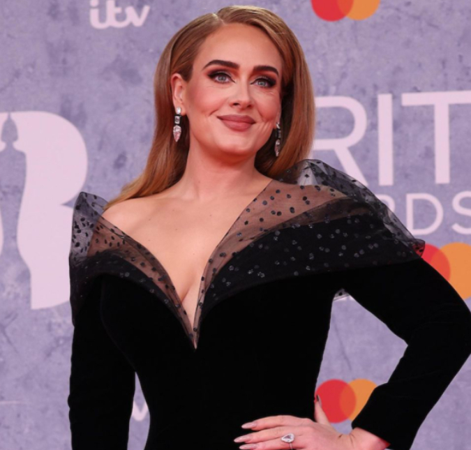 Adele ostenta em premiação um belíssimo anel e tabloides questionam se ela estaria noiva