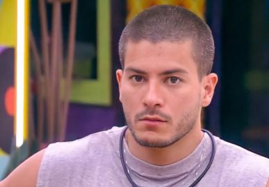 Arthur Aguiar recebe mensagem carinhosa após voltar do paredão do <I>BBB22</i>
