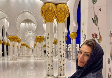 Esposa de César Filho compartilha passeio na mesquita em Abu Dhabi e conta normas de vestimenta