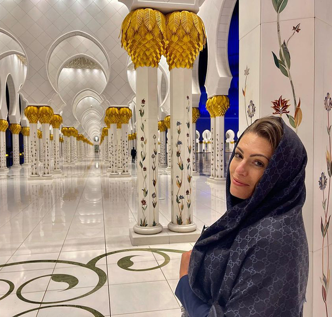 Esposa de César Filho compartilha passeio na mesquita em Abu Dhabi e conta normas de vestimenta