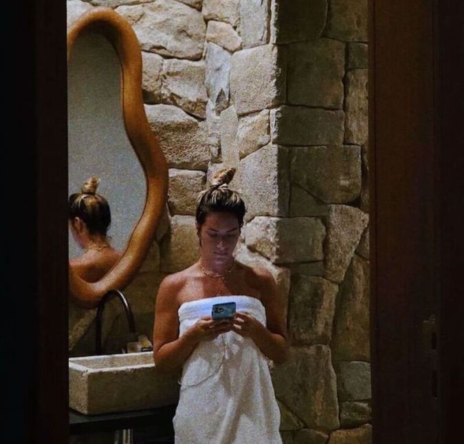 Bruno Gagliasso adora postar fotos alternativas de Giovanna Ewbank nas redes sociais. As legendas carregam, geralmente, algum elogio ou declaração e deixam os internautas caindo de amores. Dessa vez, o ator compartilhou um momento íntimo da esposa de toalha no banheiro. O casal estava com os filhos no rancho da família. Bom final de tarde com ela... Giovanna, te amo!, escreveu Bruno. Veja, a seguir, outros momentos da família Ewbank-Gagliasso!